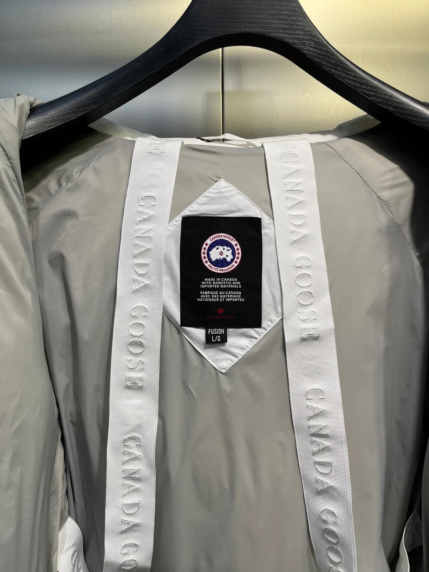 P740 Big Goose Capsule White Label Down Canada Goos* Canada Goose's new limited white label bread jacket, the same style for men and women, filled with 625 fill power white goose down, and the fabric has a satin feel. Suitable for wearing in spring and autumn in various cities, this model has a stand-up collar design, classic and versatile, and has good thermal insulation effect! Fabric + Features: ✅Fabric: 85% polyester, 15% cotton, windproof and waterproof ✅Lining: 100% polyester, windproof and waterproof ✅Filling: 80% pure white duck down, 20% pure white feathers ✅Fillness: 625 ✅Care instructions: Dry cleaning ✅Zipper: Genuine YKK two-way entrance zipper ✅TEI Temperature Feeling Index 1: Lightweight minus 5 degrees to 5 degrees Technology: ✅The fabric is made of CORDURA polyamide fabric, which is a new functional fabric and a leading technological product. The durability is 2 times higher than ordinary nylon fabric. Wear resistance, strong tear resistance, good hand feel and good color. ✅The liner is filled with imported 625 fill power 90 white duck down, the liner is reinforced with anti-runaway velvet liner, and the fly on the front center fly is designed with snap buttons to prevent ventilation and rain. Whether it is hiking, urban walking or polar exploration, this model can help you find the Cana that suits your body, activities and lifestyle. Color: pink, blue, black, white Size: xs-l